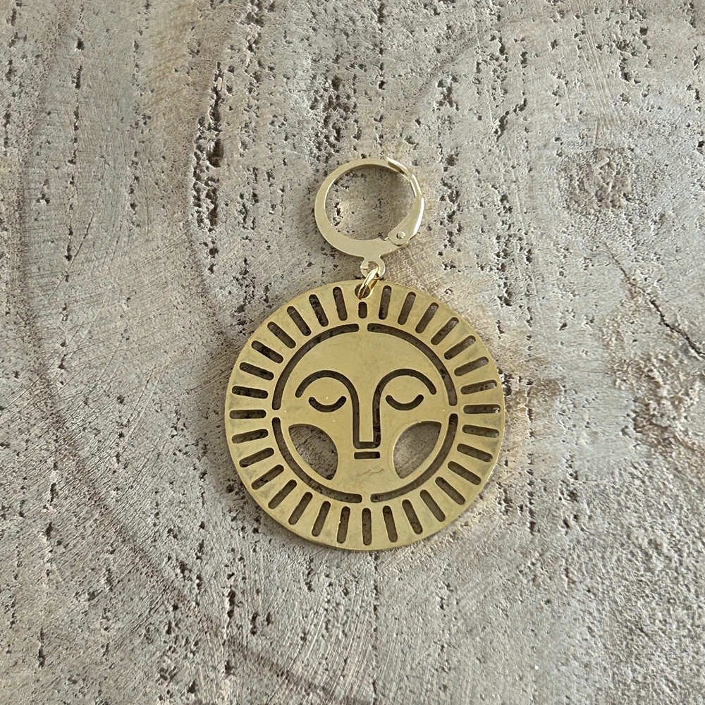 boucle d'oreille visage rond doré