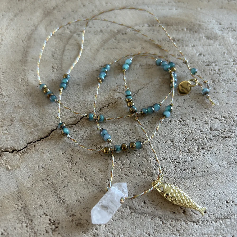 Collier en pierre naturelle Cristal de roche, grigri poisson et perles de rocaille