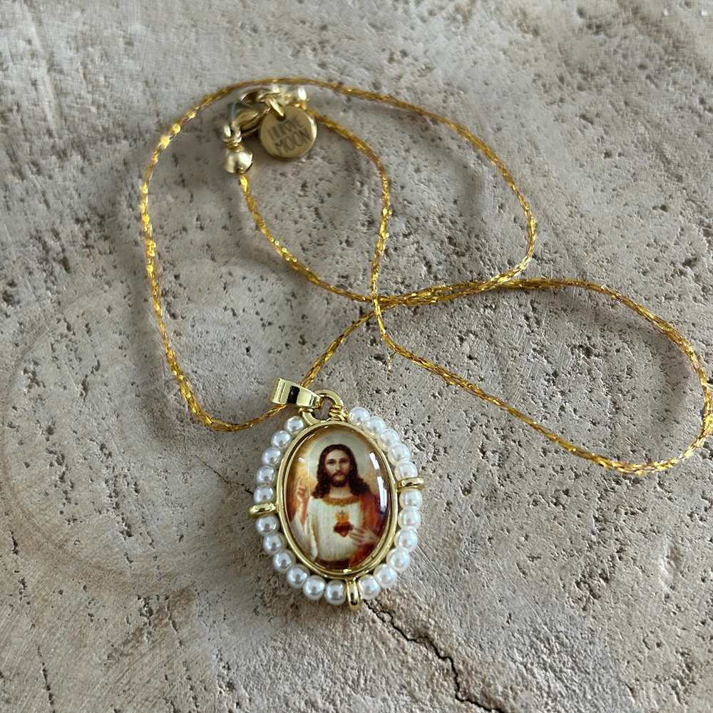 Collier médaille Jésus cœur sacré sur fil doré – Image 3