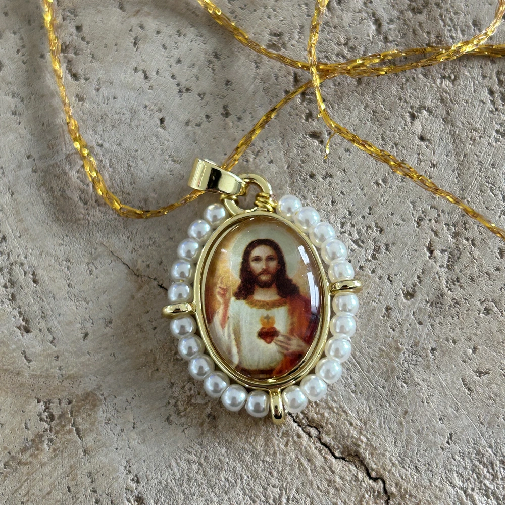 collier jesus médaille avec fil doré