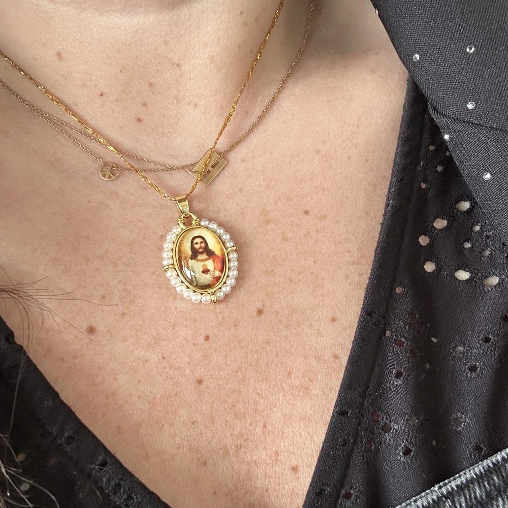 Collier médaille Jésus cœur sacré sur fil doré – Image 2
