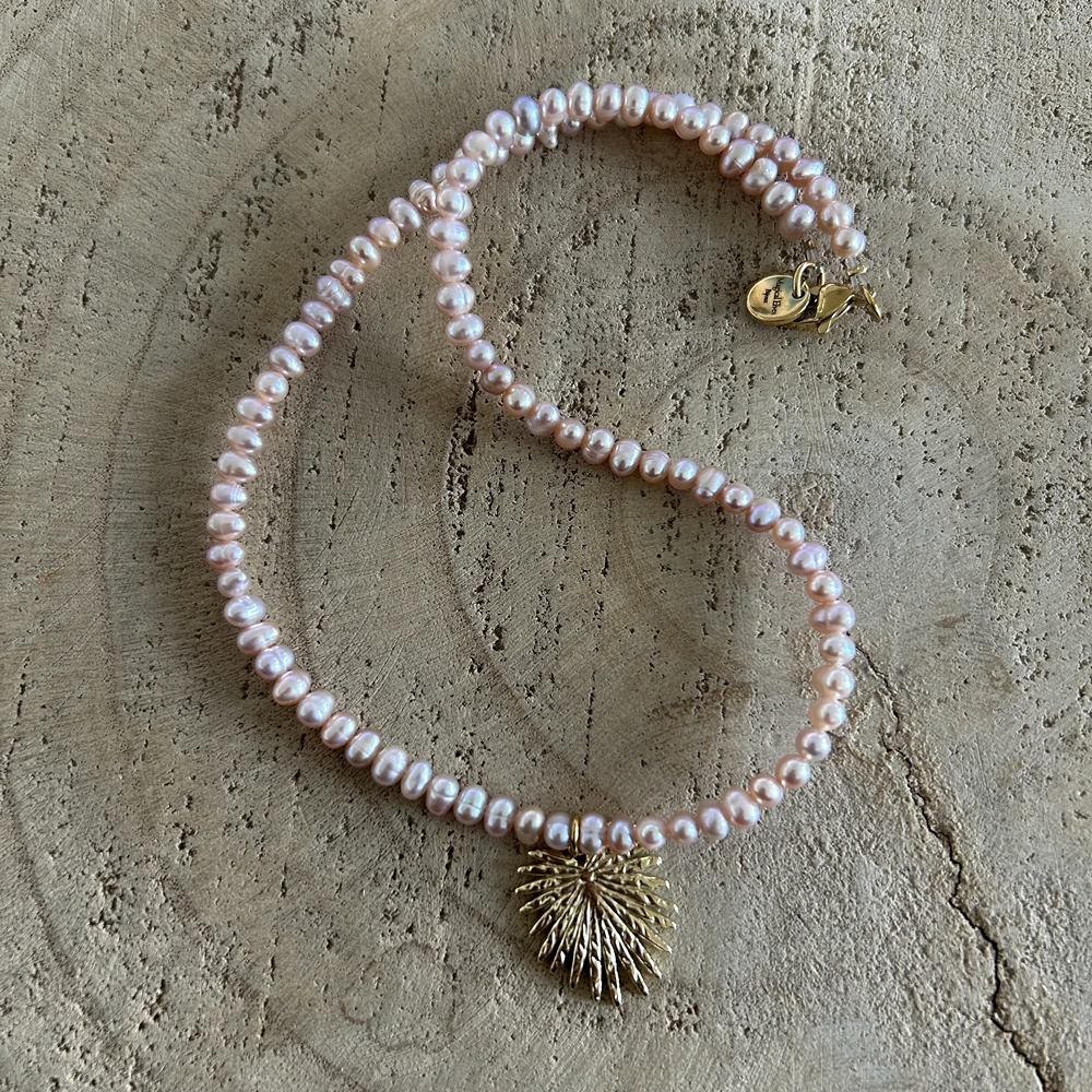 Collier en perles naturelles d'eau douce rose, pendentif feuille doré – Image 3