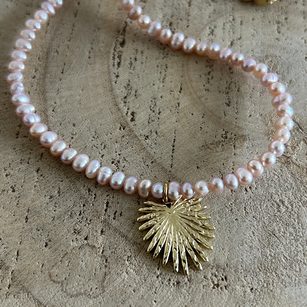 collier en petites perles d'eau douce naturelles rose avec pendentif doré