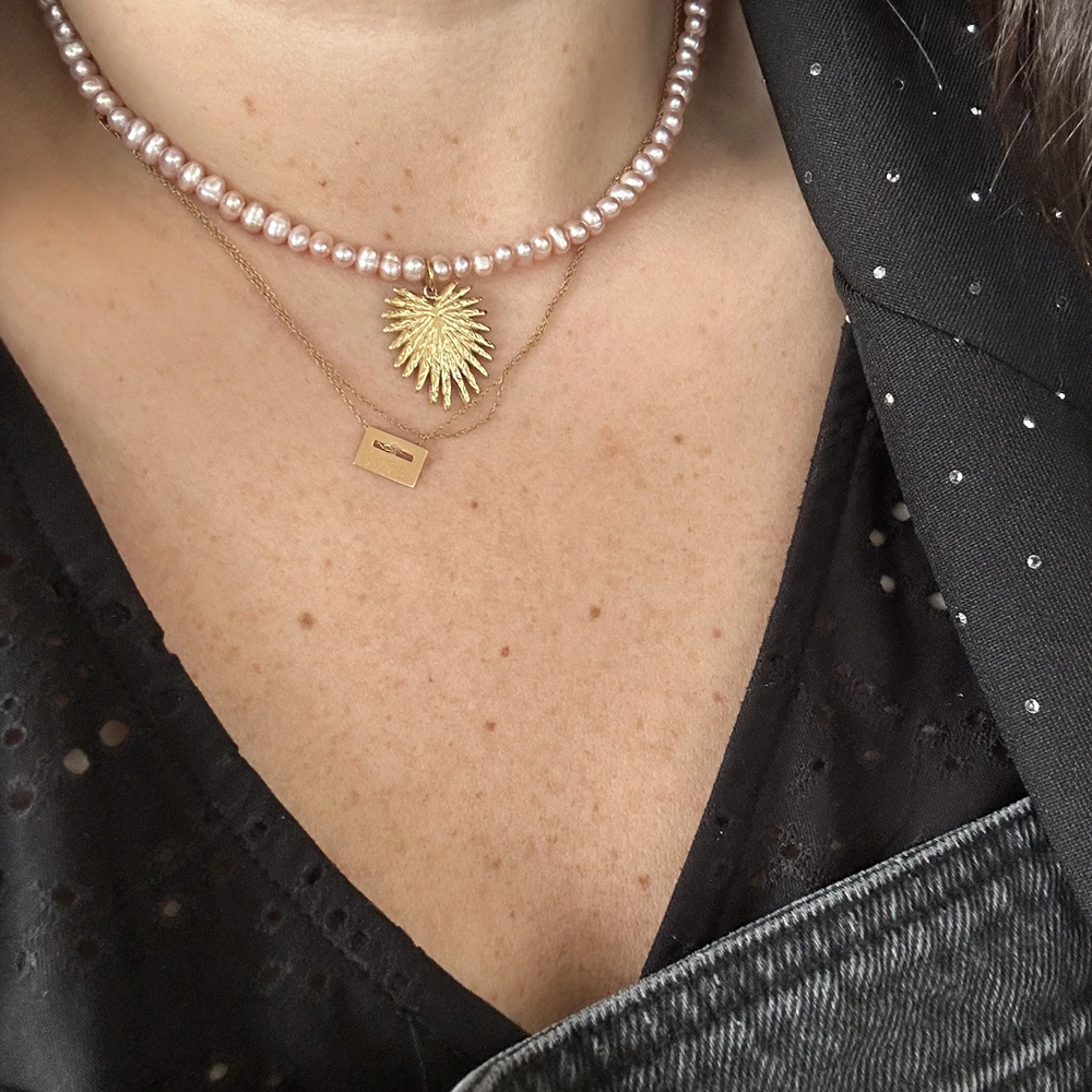 Collier en perles naturelles d'eau douce rose, pendentif feuille doré – Image 2