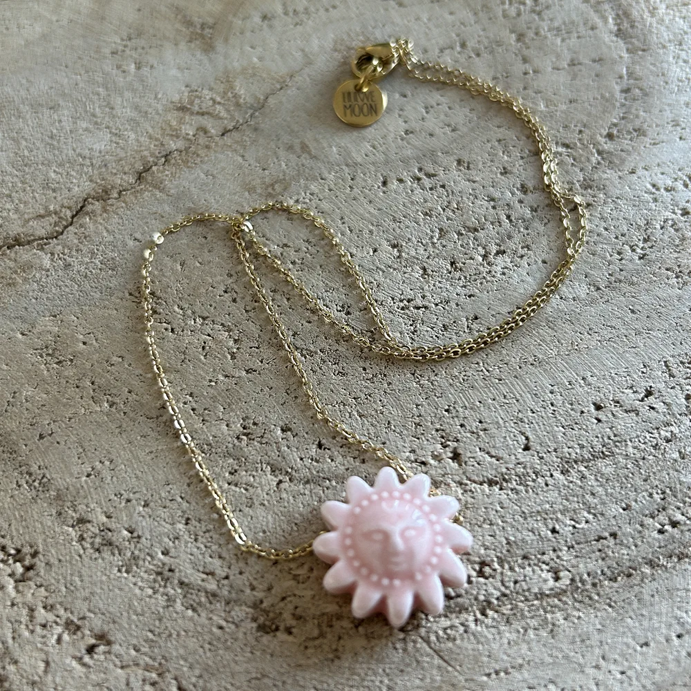 Collier soleil rose en porcelaine sur chaine dorée – Image 3