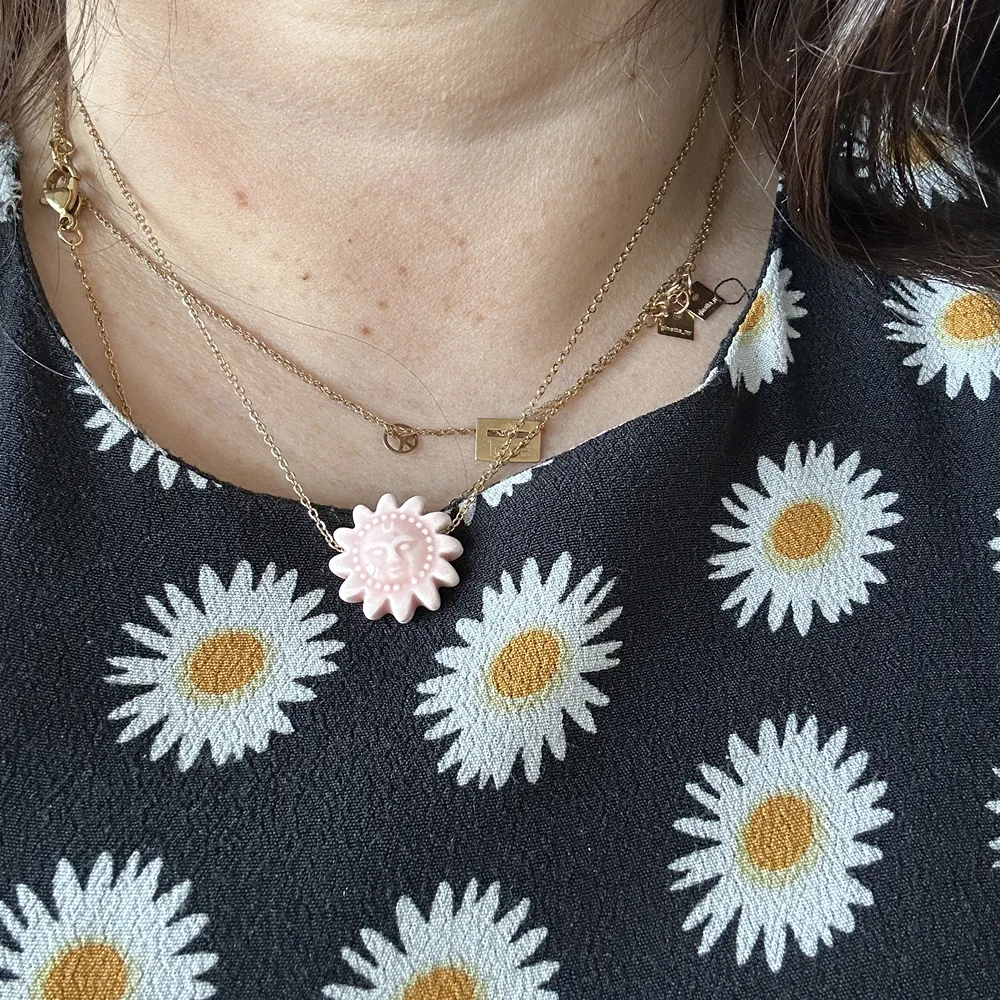 Collier soleil rose en porcelaine sur chaine dorée – Image 2
