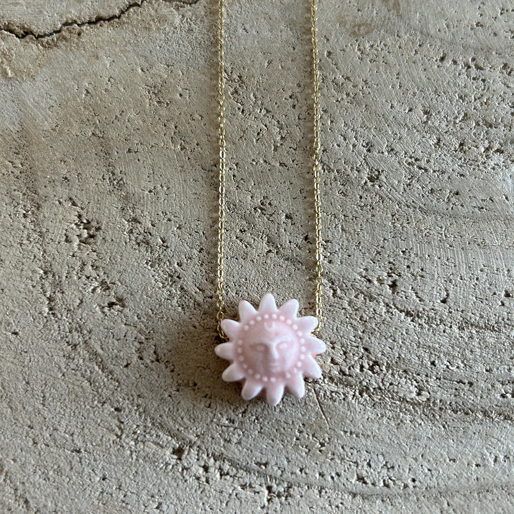 Collier soleil rose en porcelaine sur chaine dorée