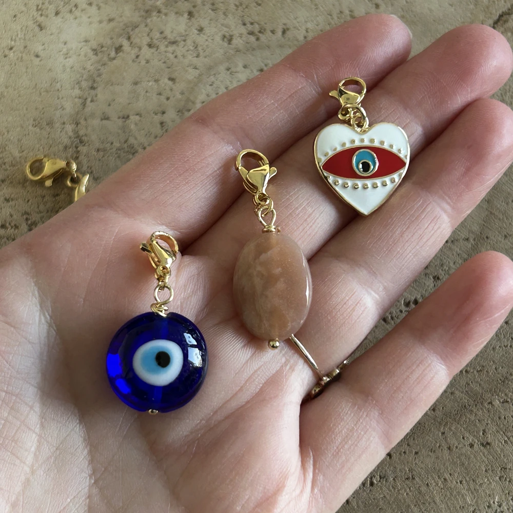 Grigri charm coeur oeil blanc & rouge – Image 3