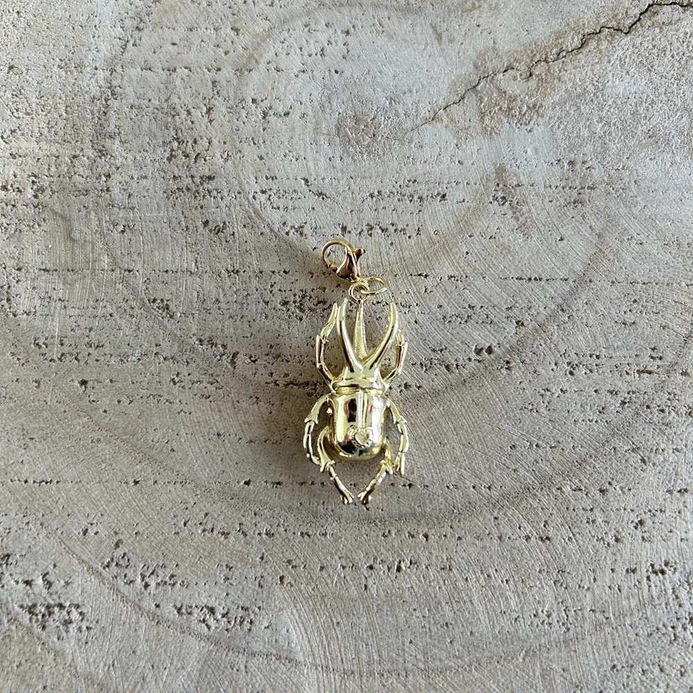 Grigri charm scarabée doré