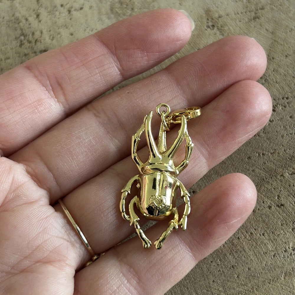 Grigri charm scarabée doré – Image 2