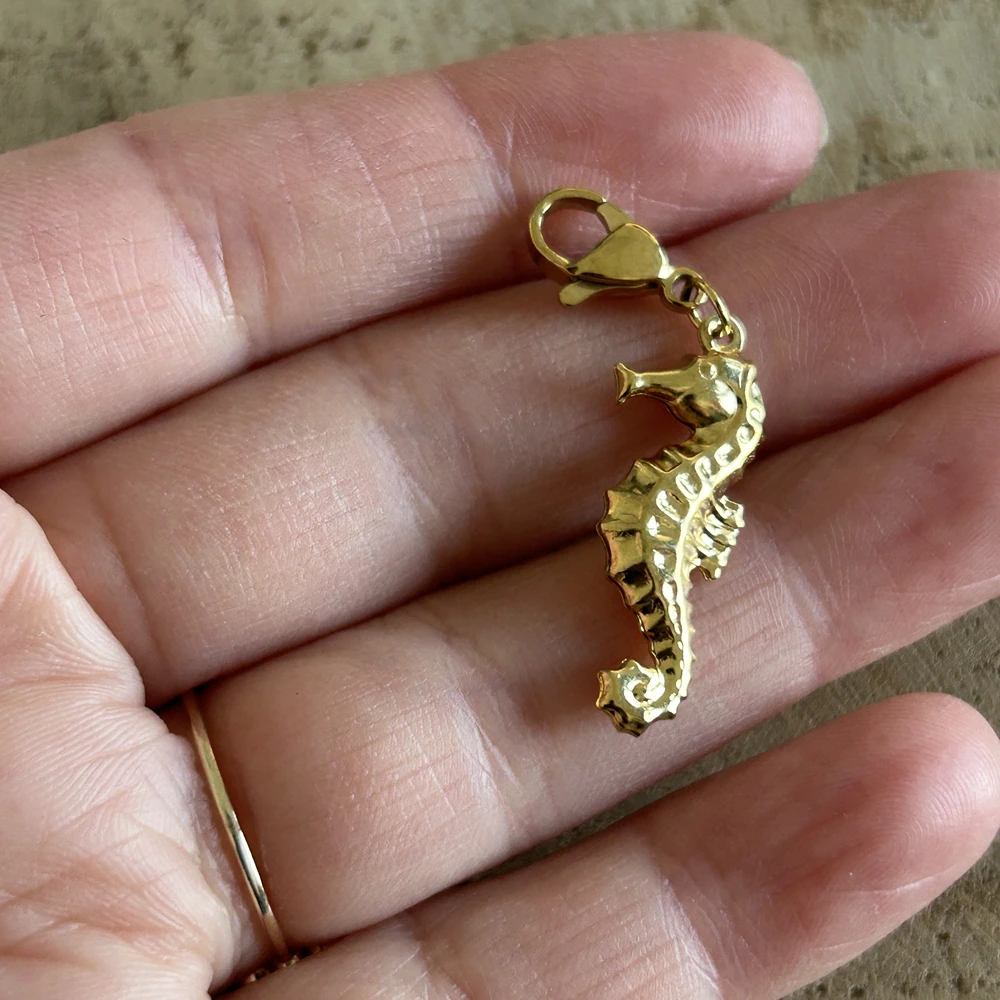 Grigri charm hippocampe doré – Image 2