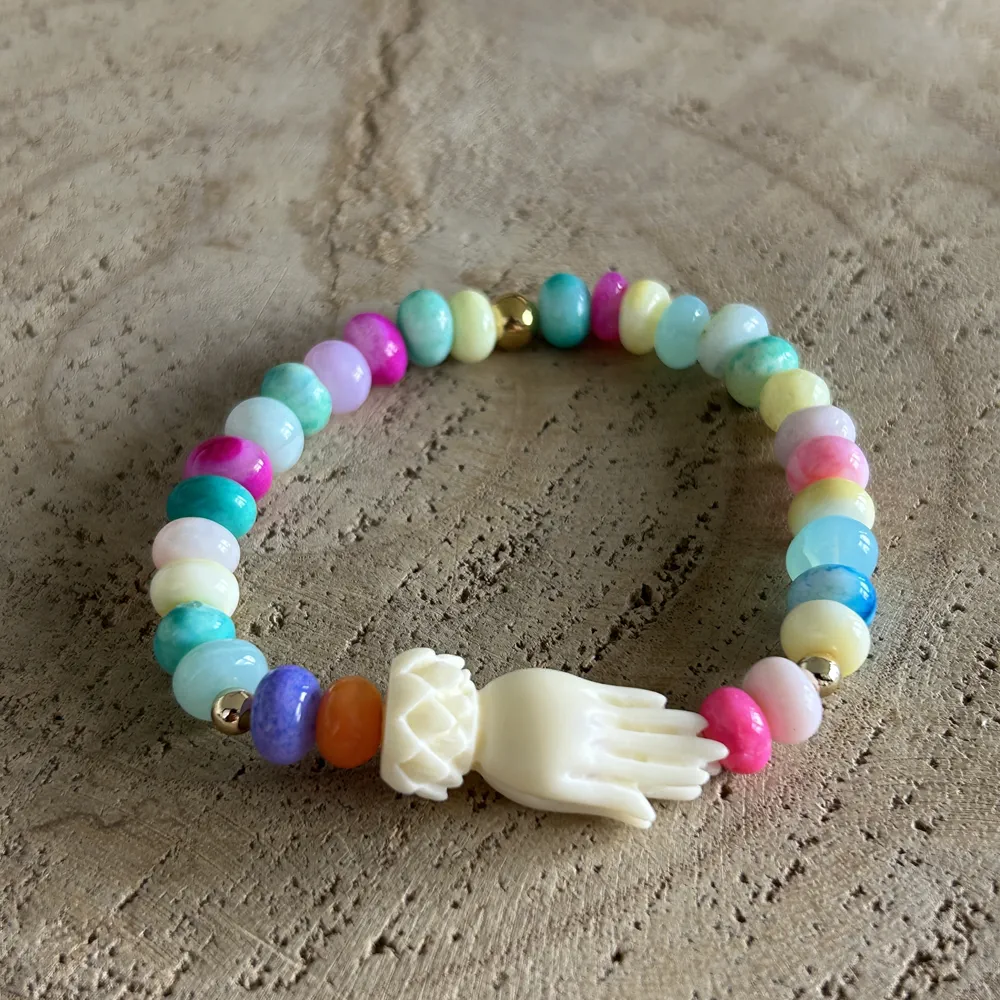 Bracelet en pierre naturelle opale teintée, main de Bouddha