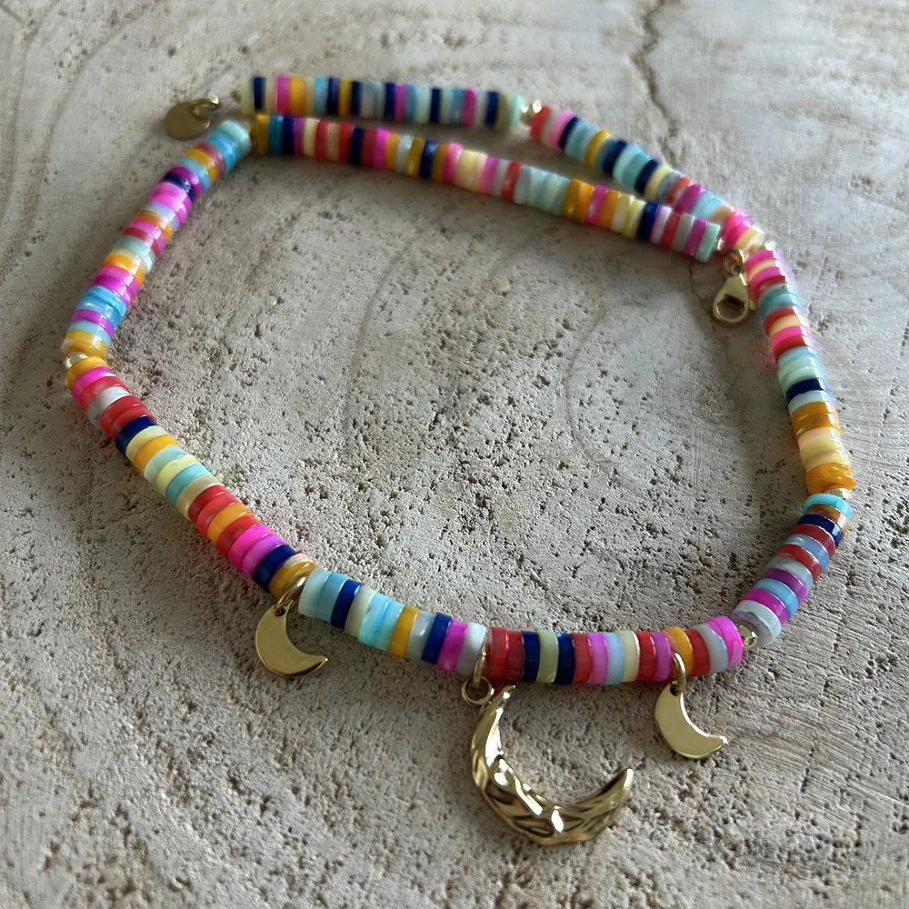 Collier choker en perles de Nacre multicolores, trio de lunes dorées – Image 3