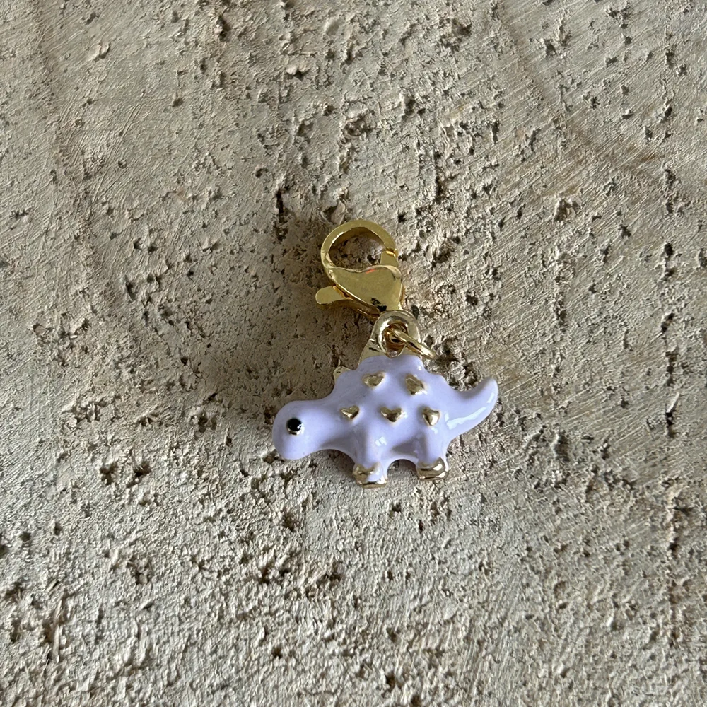 Grigri charm dinosaure émaillé parme