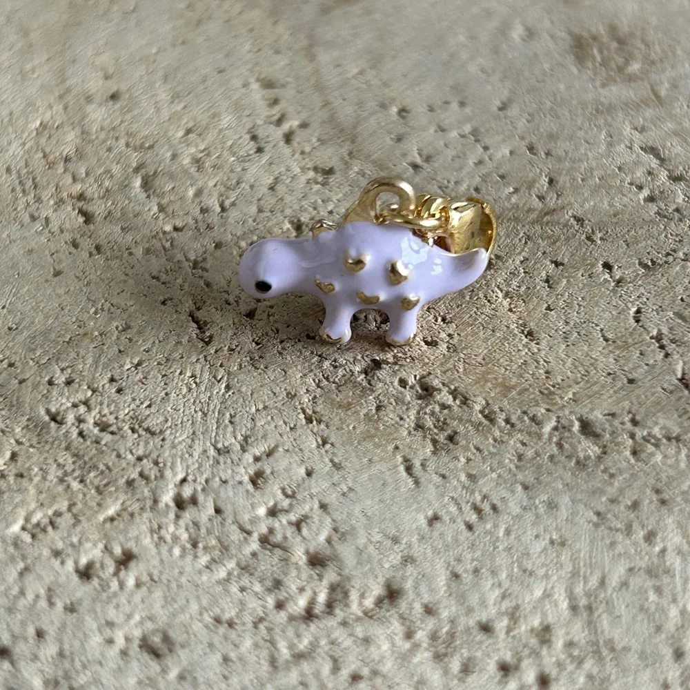 Grigri charm dinosaure émaillé parme – Image 2