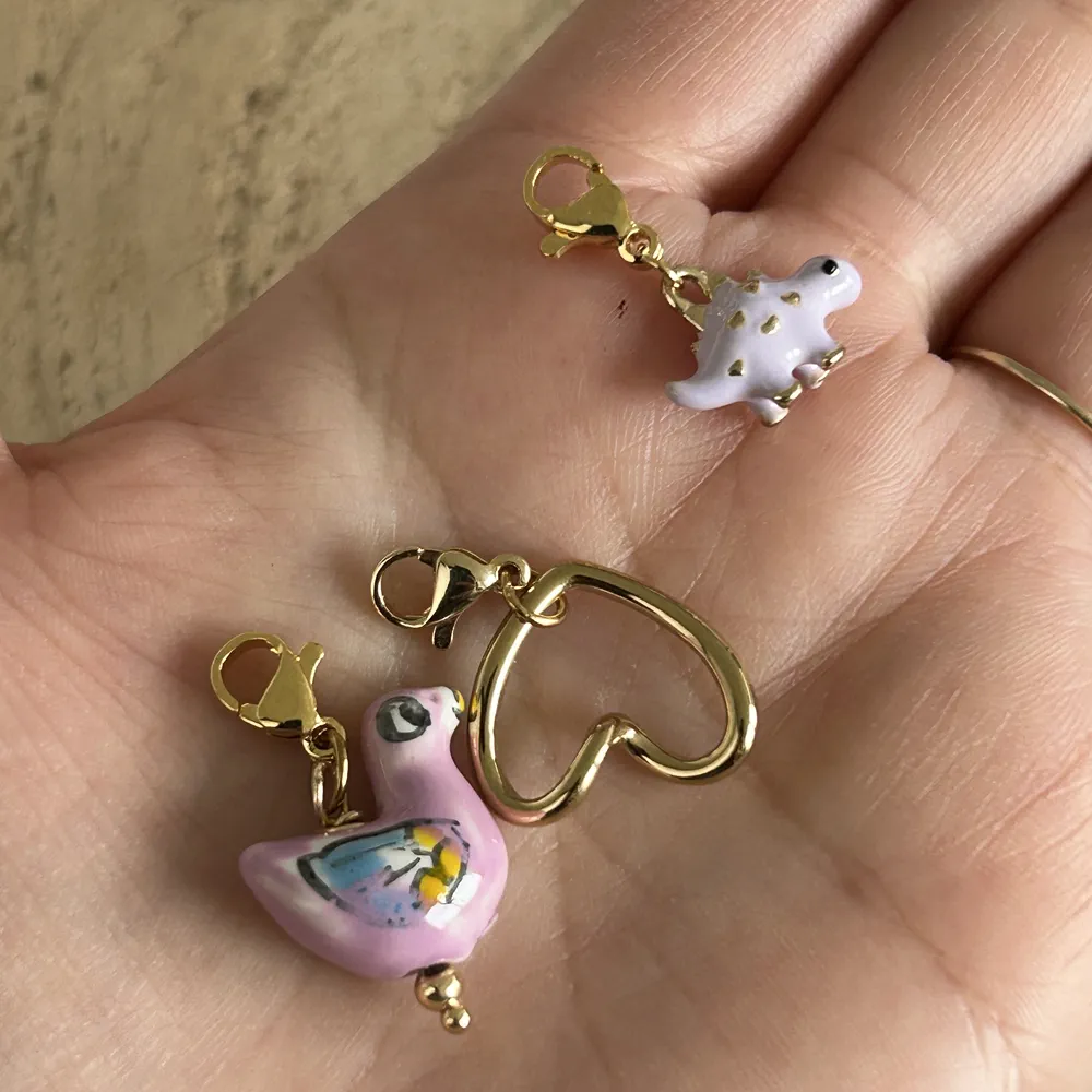 Grigri charm dinosaure émaillé parme – Image 3