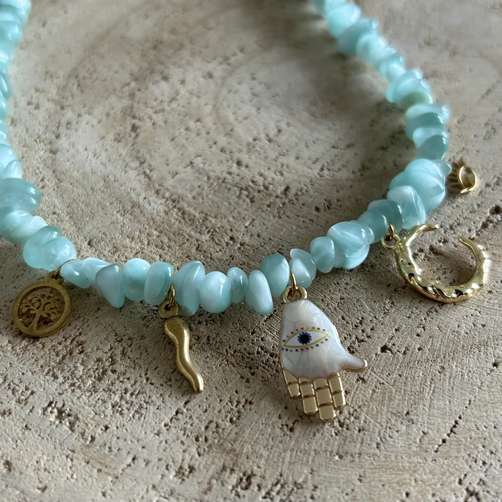 Collier "Jade Mystic" en perles de verre, grigris de protection