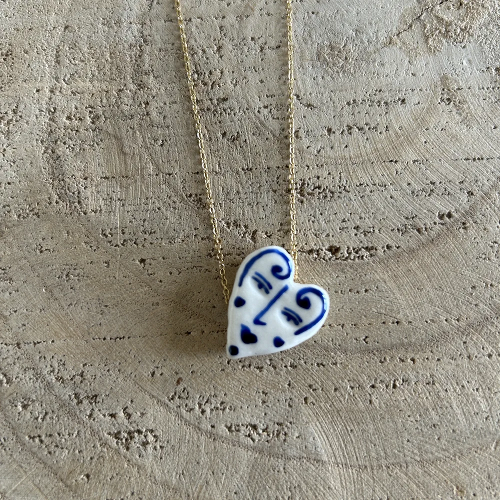 Collier coeur porcelaine au visage poétique