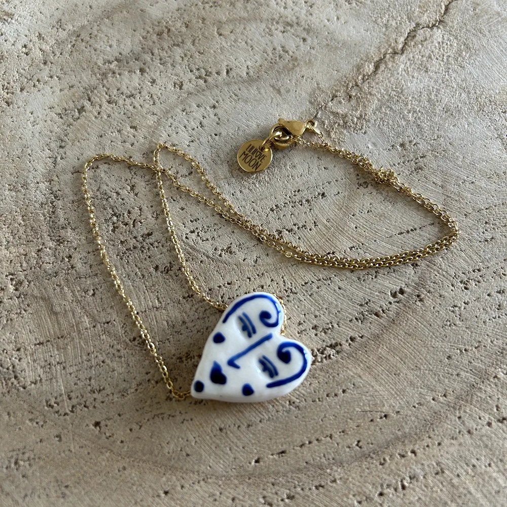 Collier coeur porcelaine au visage poétique – Image 3