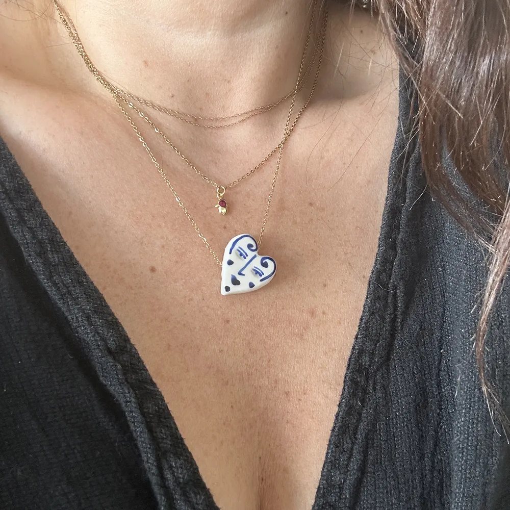 Collier coeur porcelaine au visage poétique – Image 2