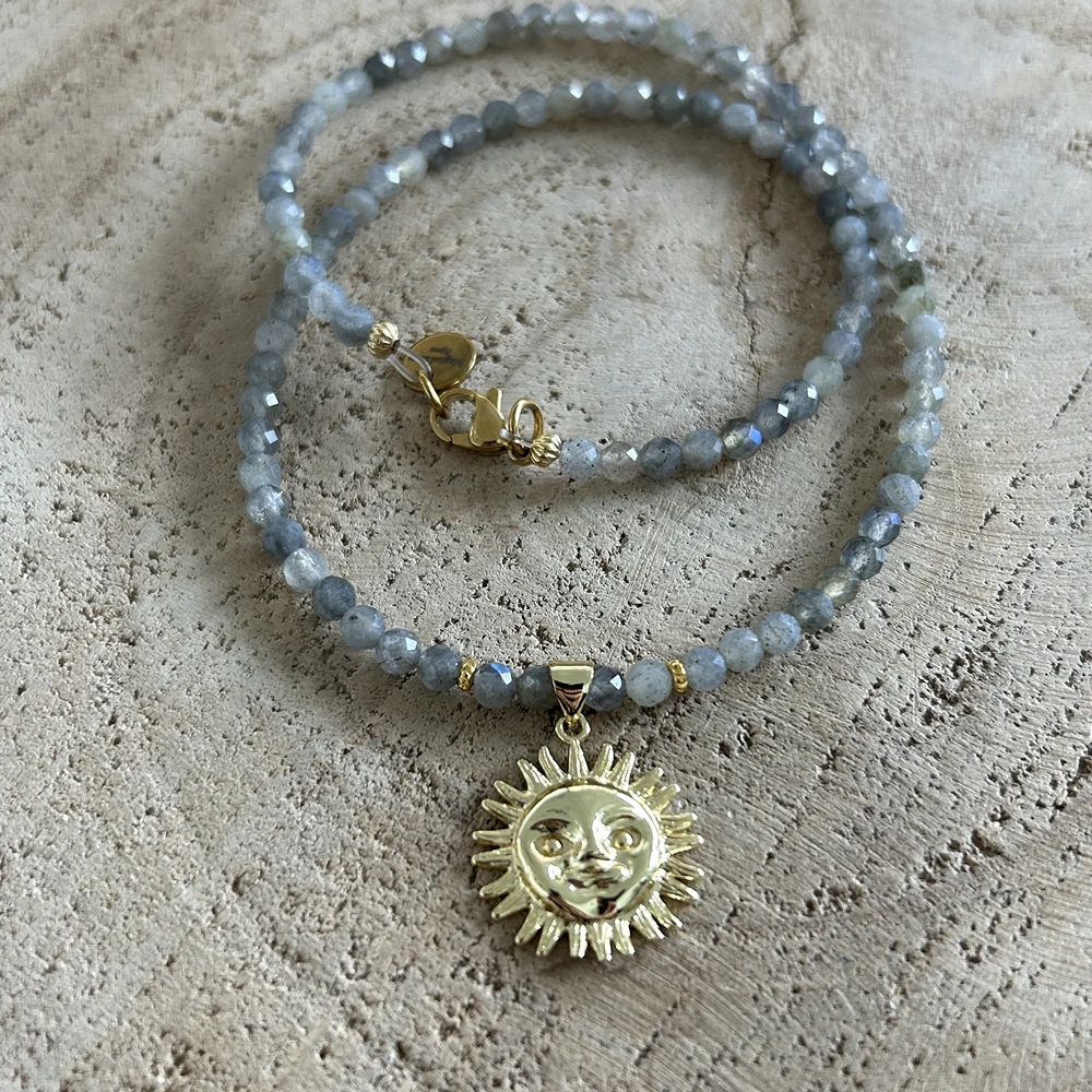 collier en labradorite naturelle et pendentif soleil doré