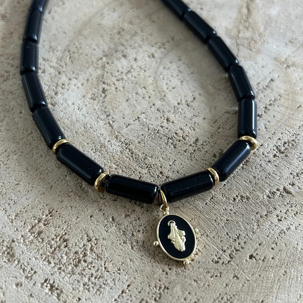 Collier Mystique en Obsidienne Noire – Perles Tubes & Pendentif Madone Émaillée