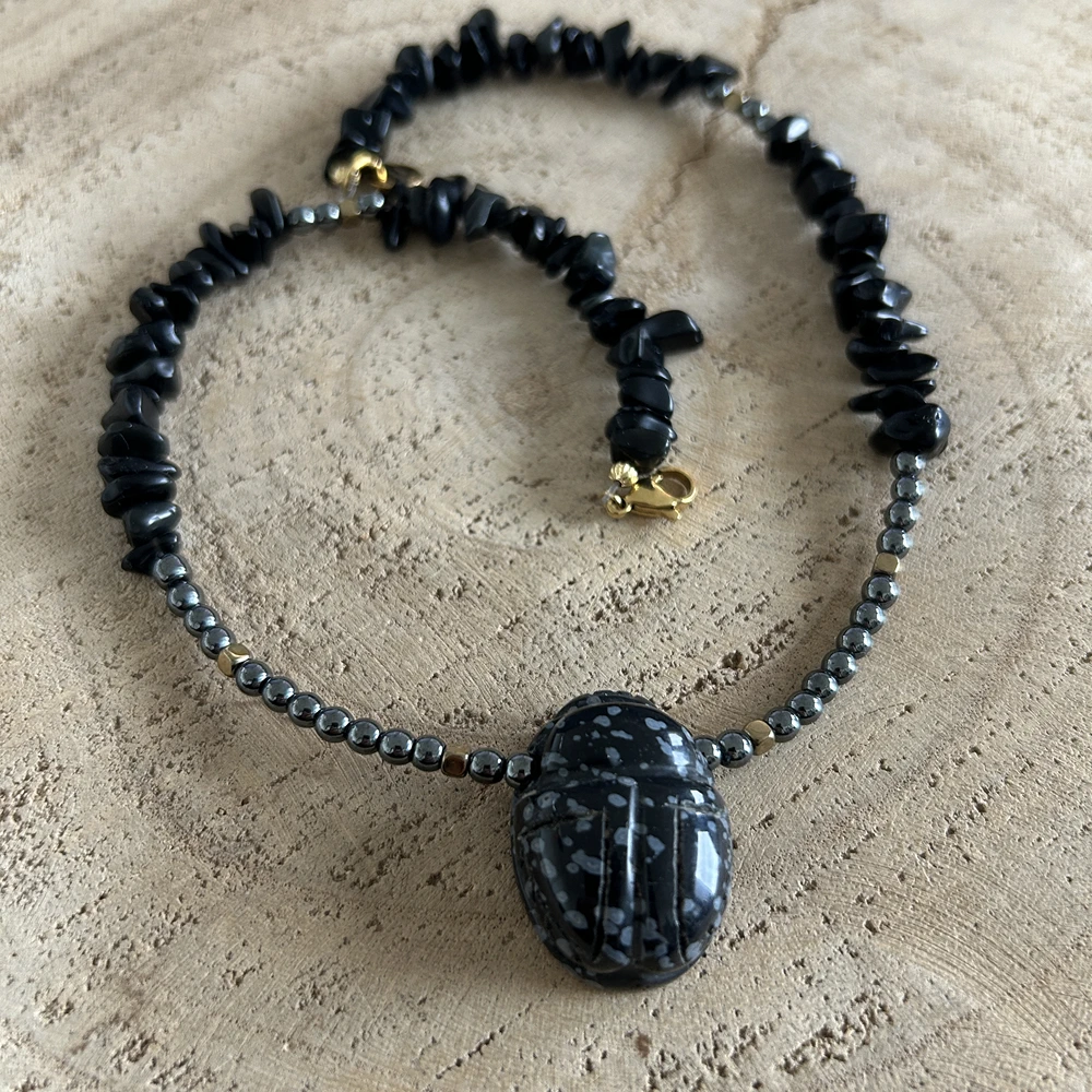 Collier en obsidienne noire, hématite avec un pendentif scarabee en pierre obsidienne flocon de neige