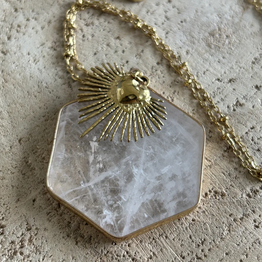 Collier cristal de roche avec coeur sacré gothique