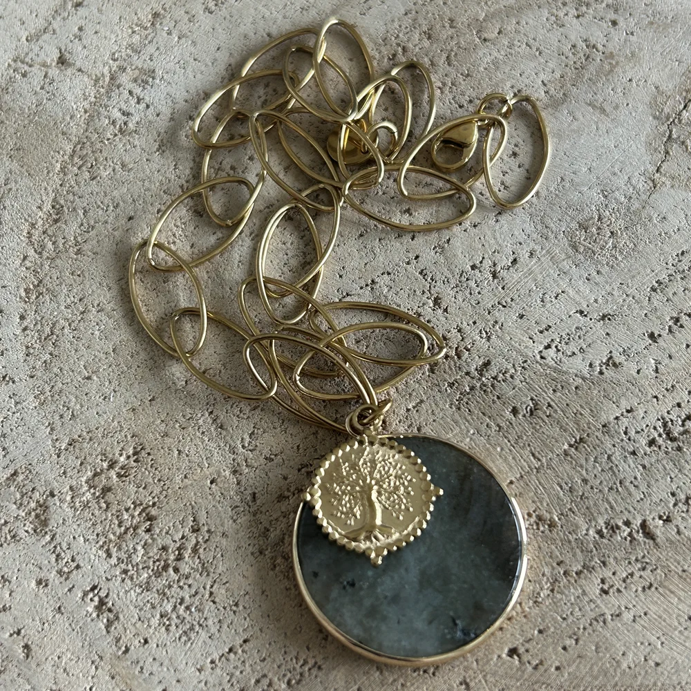 collier avec un pendentif rond en labradorite et un pendentif arbre de vie doré