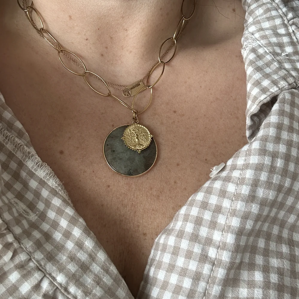 collier avec un pendentif rond en labradorite et un pendentif arbre de vie doré
