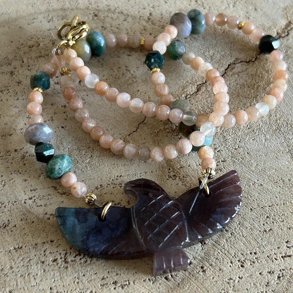 Collier Totem Agate Mousse & Pierre de Soleil, aigle en Agate Indienne