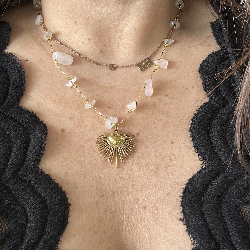 Collier Quartz Rose & cœur sacré doré – Bijou symbolique d’amour et d’harmonie