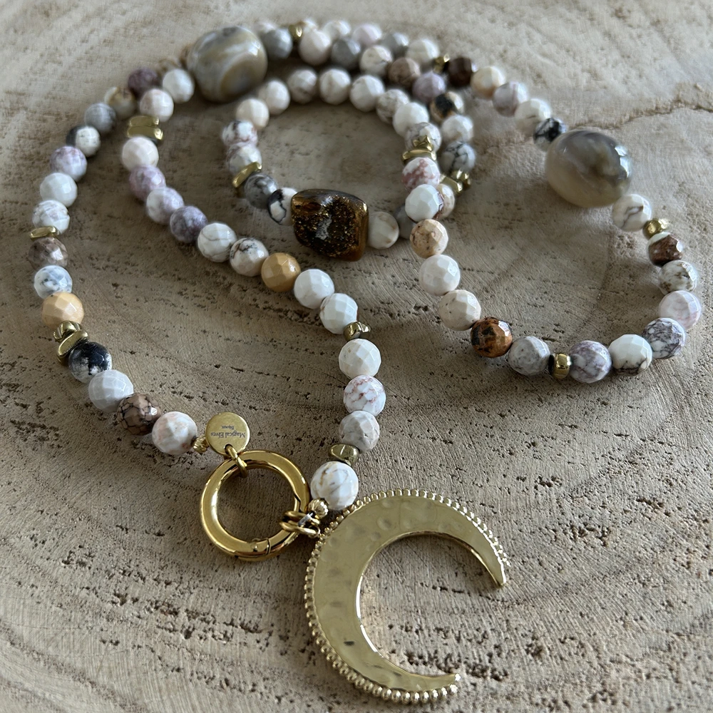 Sautoir Howlite & Agate Naturelle, pendentif demi-lune dorée martelée amovible