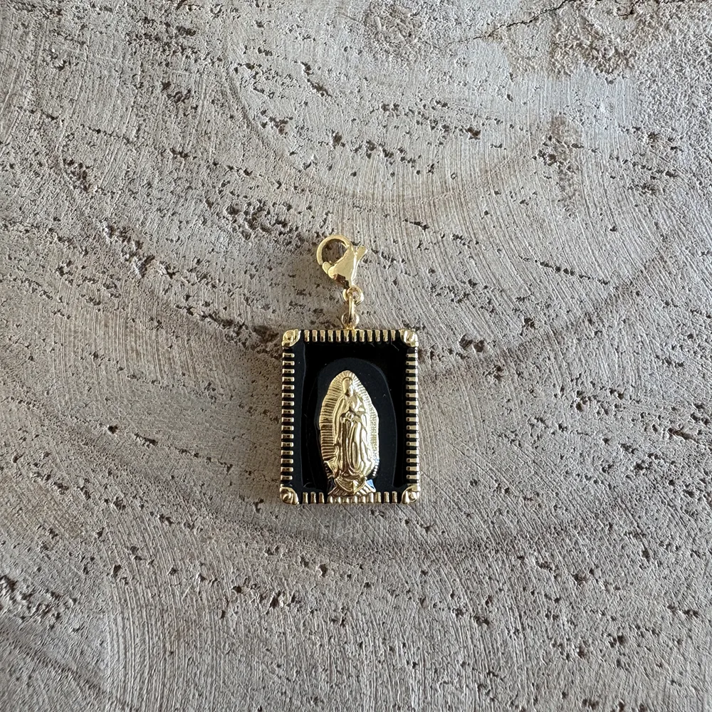 Grigri Madone — Talisman émaillé noir, bijou Sacré de Protection, Chance & Amour