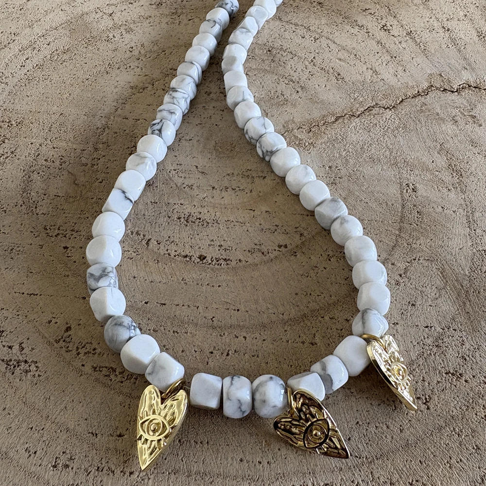 Collier Howlite & trois cœurs protecteurs dorés