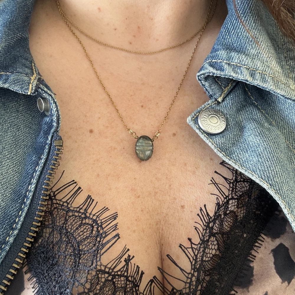Collier Scarabée en Labradorite – Talisman de Lumière & Protection